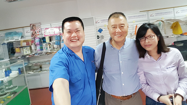 美國(guó)客戶(hù)來(lái)廠訂貨